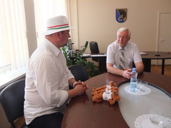 Pasaulinio hepatito aljanso surengtos akcijos dalyviai užsuko ir pas rajono merą