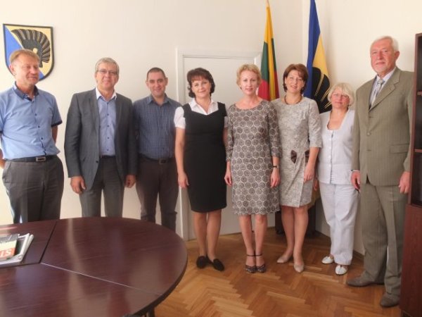 Einama bendradarbiavimo sutarties pasirašymo kryptimi