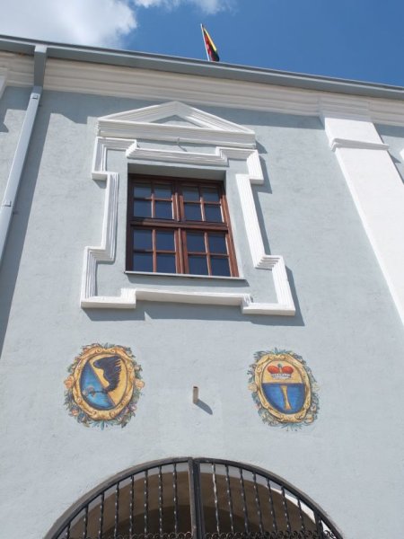 Kėdainių rotušę papuošė herbų freskos