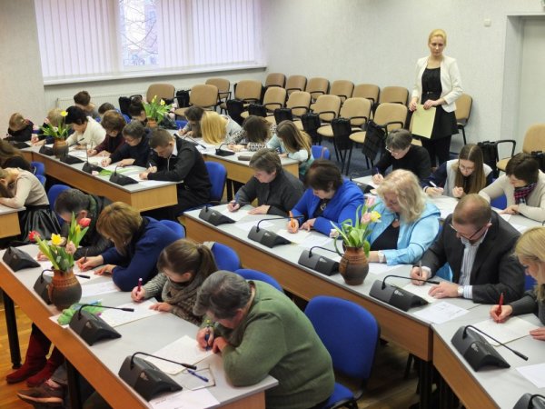 Kėdainiečiai šaunuoliai: rašyti diktanto į savivaldybę atėjo 50 lietuvių kalbos gerbėjų