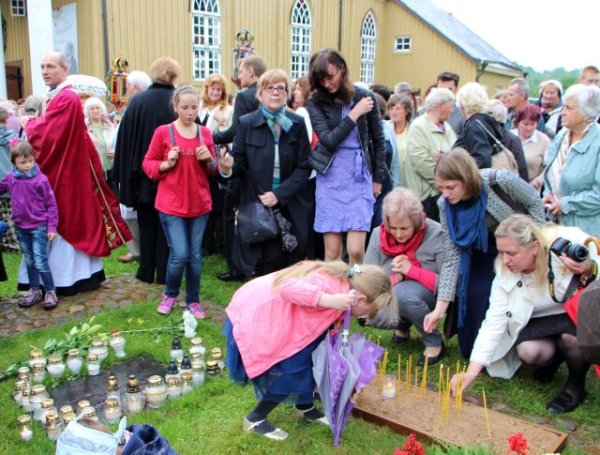Tėvui Stanislovui žvakeles degė šimtai žmonių