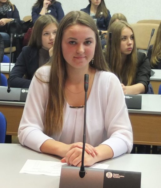 Rajono mokinių tarybai pirmininkaus Indrė Liaugminaitė