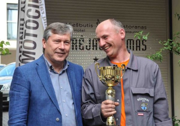 Seni motociklai ir automobiliai žavėjo kėdainiečius