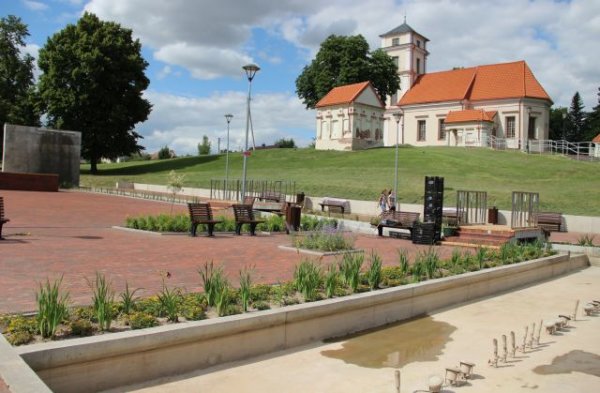 Ramybės skverą pagyvino nauji daugiamečiai augalai