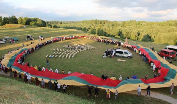 Valstybės dieną apjuosė Trispalve