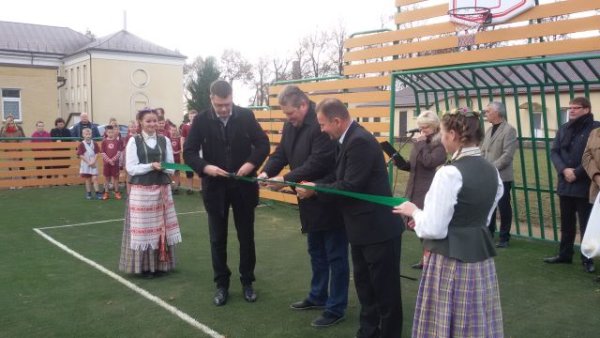 Dotnuvoje atidaryta nauja universali dirbtinės dangos žaidimų aikštelė 