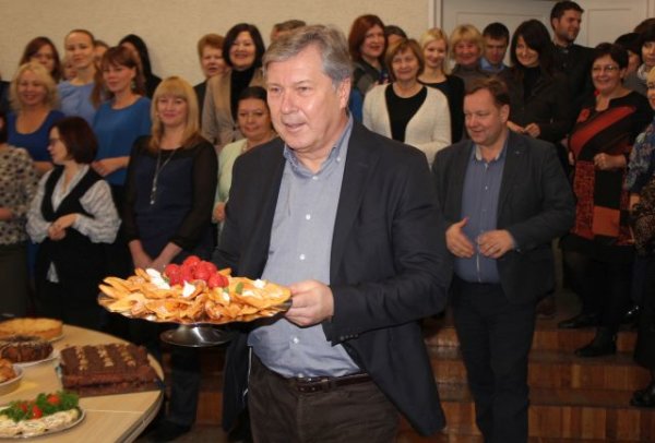 Pyragų dieną rajono savivaldybės darbuotojai vaišino ir aukojo medicininei įrangai 