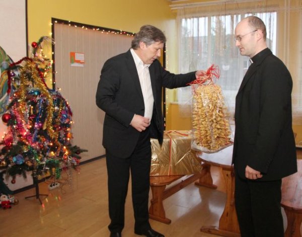 Krakių senelių namų gyventojai sulaukė žadėtų dovanų