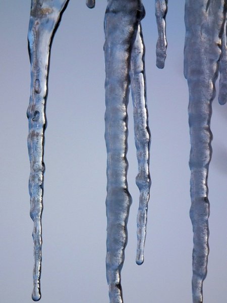 Pastatų savininkai, naudotojai, prižiūrėtojai, varvekliai ir sniegas ant stogų − jūsų rūpestis!
