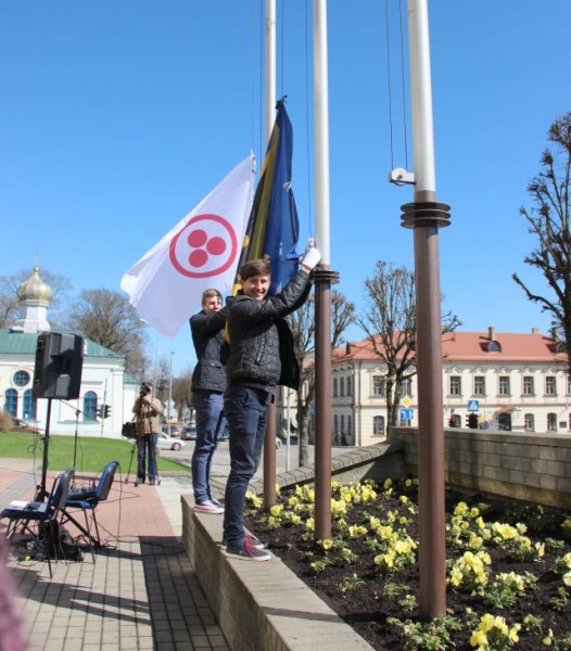Balandžio 15-ąją suplazdėjo Kėdainių rajono savivaldybės ir Taikos vėliavos