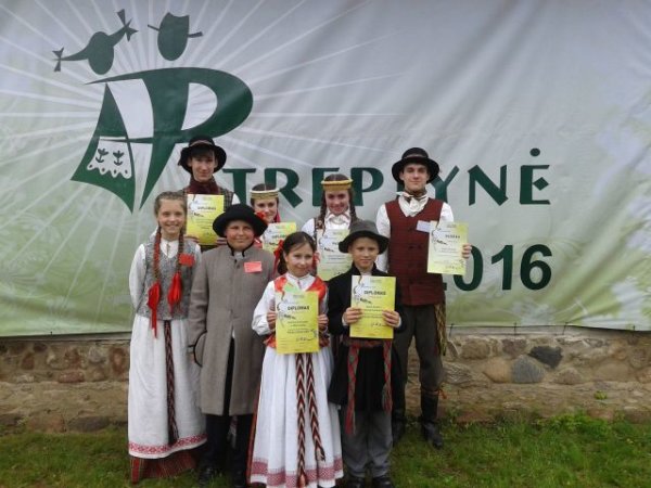 Iš finalinio folklorinių šokių varžytuvių „Patrepsynė“ finalo – su diplomais