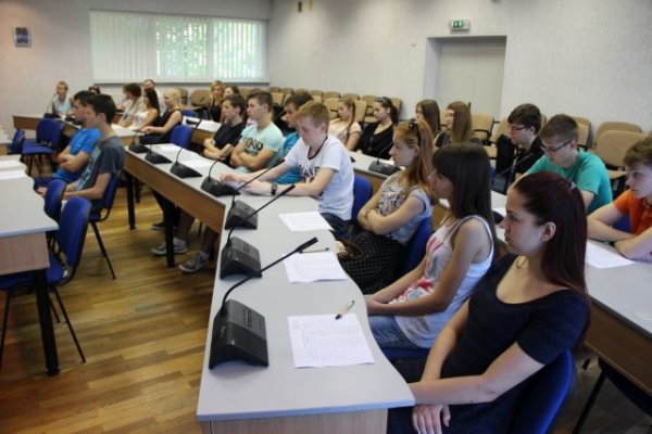„Atžalyno“ gimnazistai domėjosi rajono savivaldybės administracijos darbu 