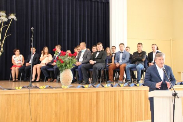 Beveik pusei tūkstančio rajono abiturientų įteikti brandos atestatai