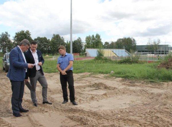 Miesto stadione vėl darbuojasi statybininkai 