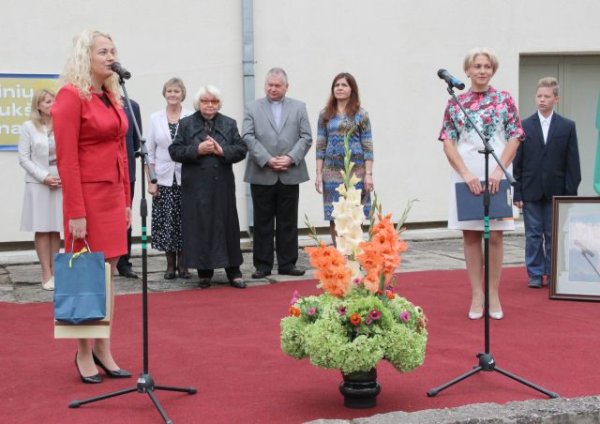 Švietimo bendruomenei sveikinimai ir dovanos, pirmokams – atšvaitai 