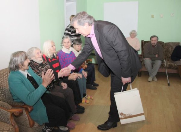 Antrus metus iš eilės Krakių senelių namų gyventojai sulaukia mero S. Grinkevičiaus dovanų 