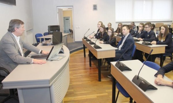 Meras S. Grinkevičius mokiniams vedė pamoką apie savivaldą 