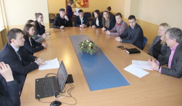 Rajono vadovai savivaldybės aktualijas aptarė su aktyviu jaunimu 