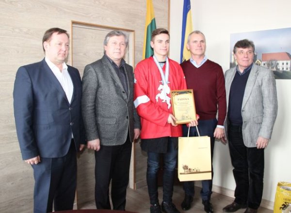 Šešiolikmečio ledo ritulininko P. Macijausko svajonė – pavardė ant Stenlio taurės 