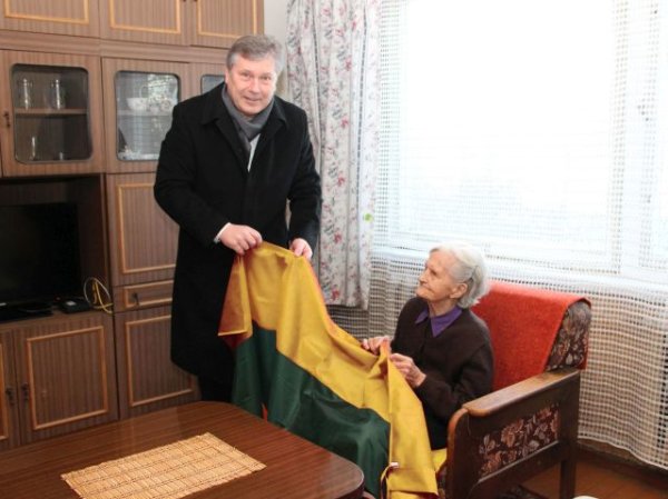 Pagarbą ir meilę tėvynei senolė išreiškė pabučiuodama vėliavą