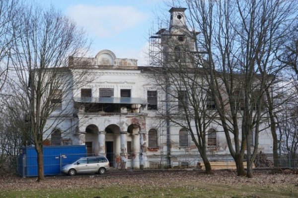 Tvarkomas Sirutiškio dvaro sodybos stogas 