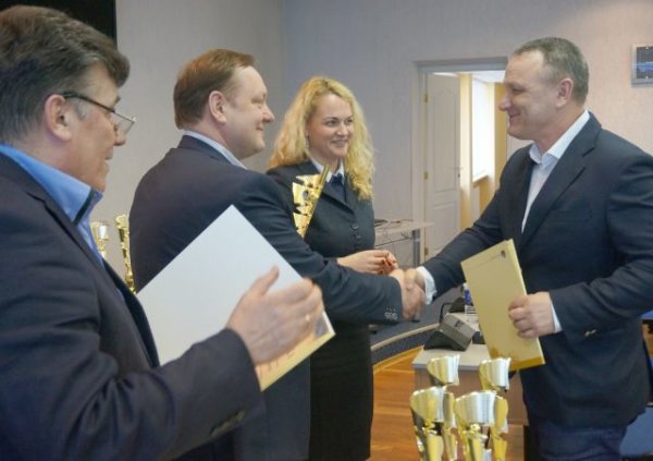 Padėkos ir atminimo dovanėlės – geriausiems krašto sportininkams