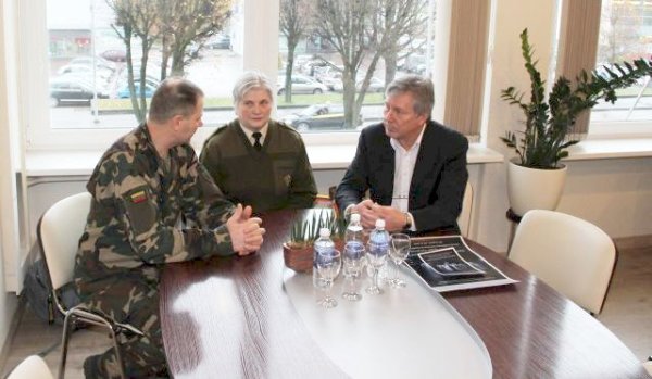 Rajono meras S. Grinkevičius susitiko su šaulių kuopos atstovais