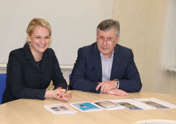 Dailės mokyklos auklėtinių atvirukai kasmet džiugina rajono savivaldybės bičiulius