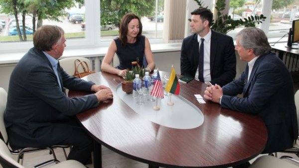 Susitikime su JAV ambasadoriaus patarėju ieškota bendradarbiavimo galimybių