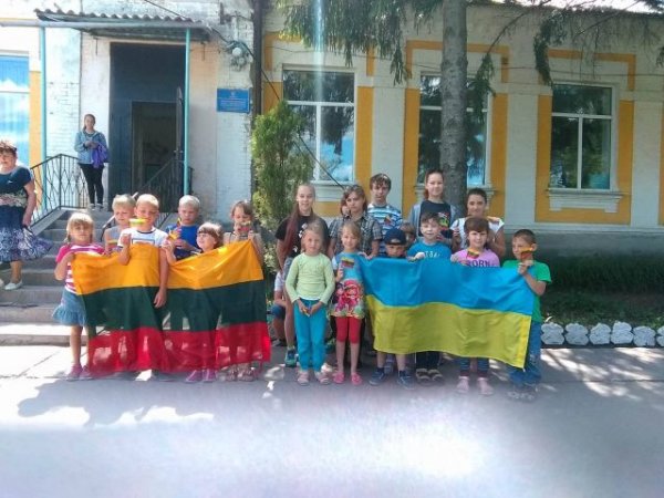 MĖLYNA ir GELTONA kviečia padėti vaikams fronto ruože