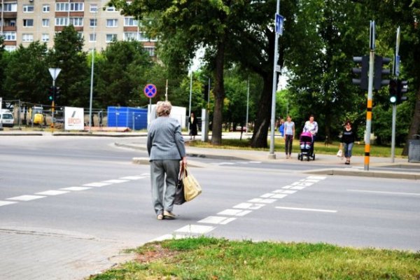 Saugesnis miestas – šviesoforuose įrengiami garsiniai signalai, dažomos perėjos