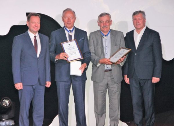 AB „Lifosa“ vadovams įteikti rajono savivaldybės garbės ženklai „Už nuopelnus“ 