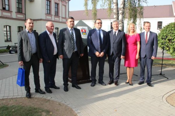 Nuo šiol Kėdainių ir Telavio (Sakartvelas) draugystę žymės granitinis monumentas 