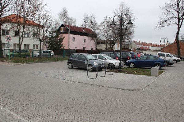 Tušti senamiesčio plotai virto patraukliomis automobilių stovėjimo aikštelėmis 