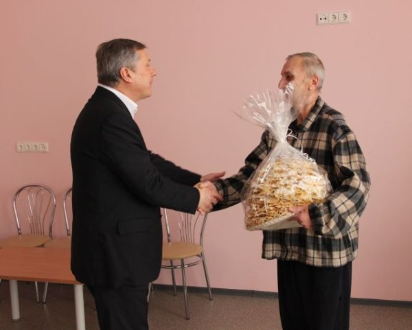 Prieš šventes pasveikinti senelių namų gyventojai ir darbuotojai