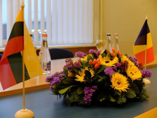 Kėdainiuose viešėjęs Rumunijos ambasadorius lankėsi savivaldybėje ir Šviesiojoje gimnazijoje