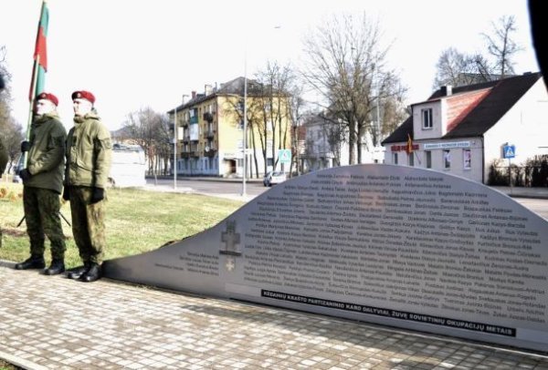 Vasario 16-oji: pagarba kovojusiems už laisvę ir dainomis apipinta šventė