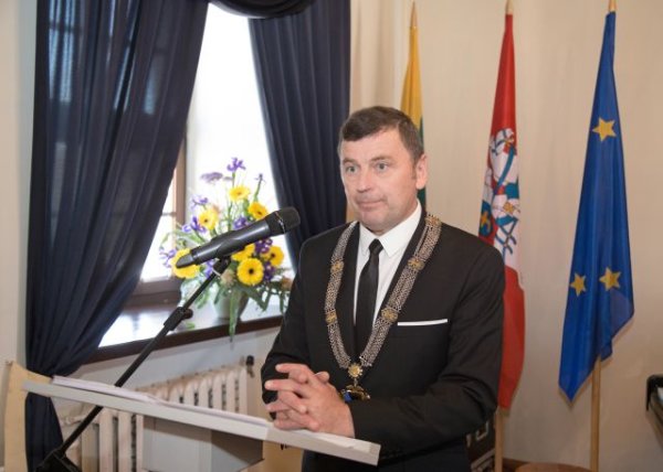 Merui Valentinui Tamuliui Kėdainių rotušėje įteiktos regalijos
