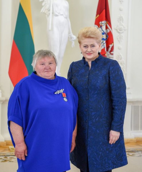 Daugiavaikę mamą Liuciją Sabulienę Prezidentė Dalia Grybauskaitė apdovanojo ordino  „Už nuopelnus...