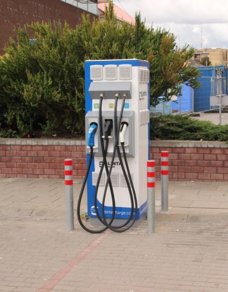 Jau šiandien pradėjo veikti naujos elektromobilių įkrovimo stotelės