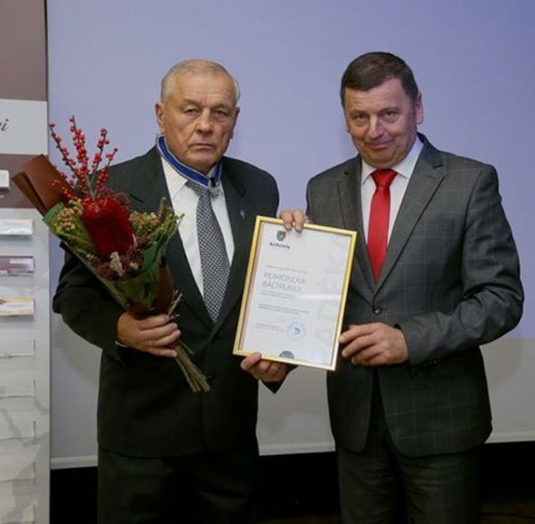 Bokso sekcijos įkūrėjui Kėdainiuose įteiktas savivaldybės sidabro garbės ženklas
