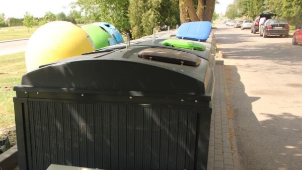 Keičiasi komunalinių atliekų konteinerių vieta