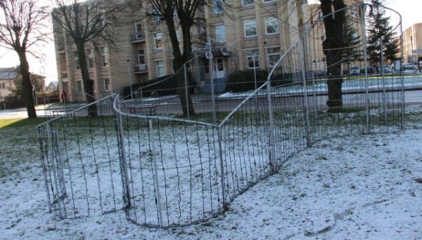Knypavos Rinkos aikštėje jau įrengta šviečianti konstrukcija „Ledo siena“
