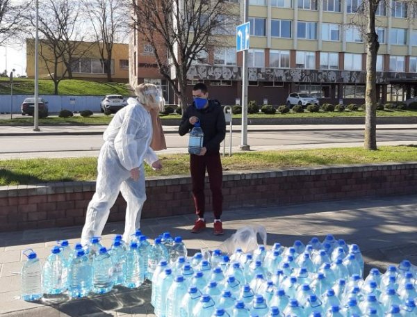 Šiandien toliau dalinamas geriamojo vandens pakuotės