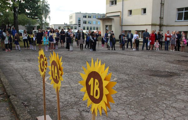 Pradinukai galės išeiti į mokyklas, atsikvėps ir abiturientai