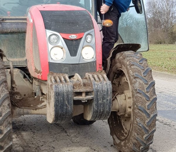 Su purvinais ratais į kelią važiuoti negalima!
