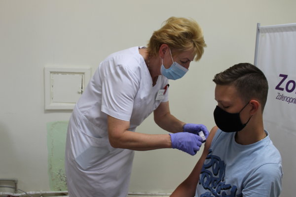 COVID-19 naujienos: visuotinio skiepijimo dieną pirmąja doze paskiepyta per 150 rajono gyventojų