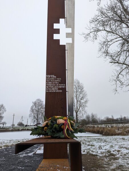 Minint Lietuvos kariuomenės dieną atidengtas paminklas, skirtas pirmosioms kautynėms atminti
