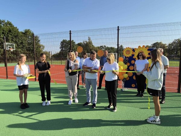 Atidarytas atnaujintas Kėdainių Senamiesčio progimnazijos sporto aikštynas