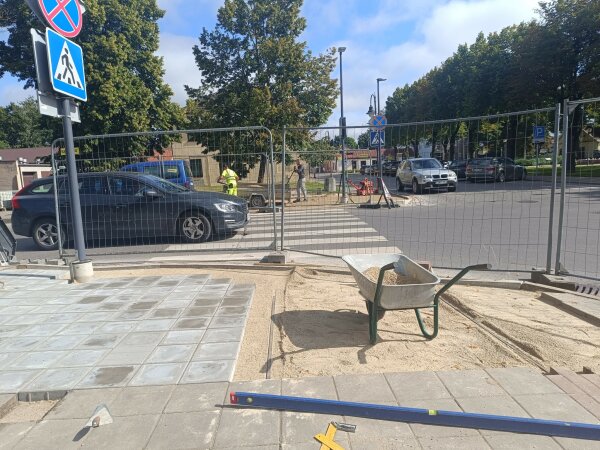 Kėdainiuose vykdomi pėsčiųjų perėjų nuovažų sužeminimo ir įrengimo darbai